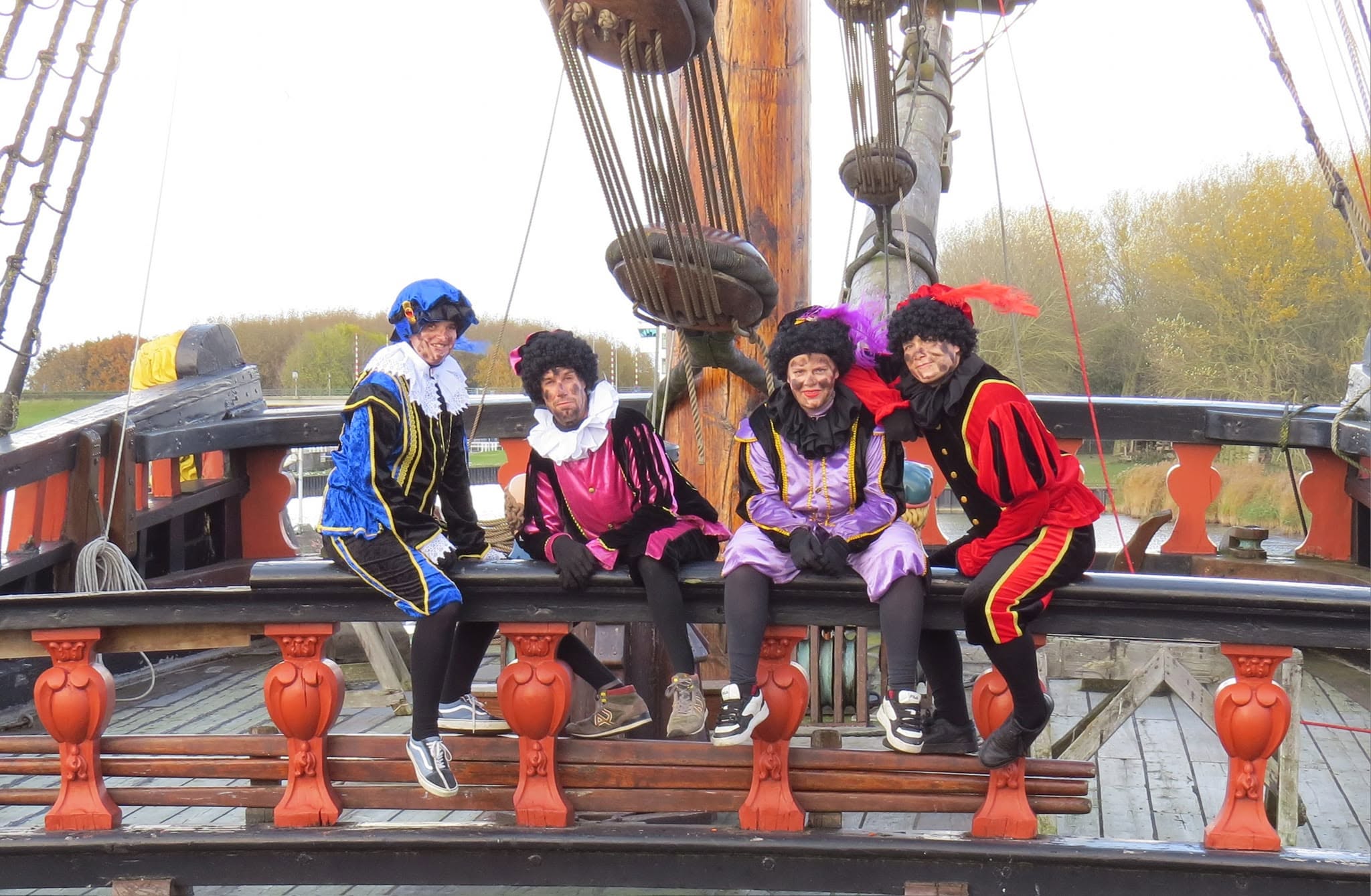 Sinterklaas en Pieten tijdens een feest