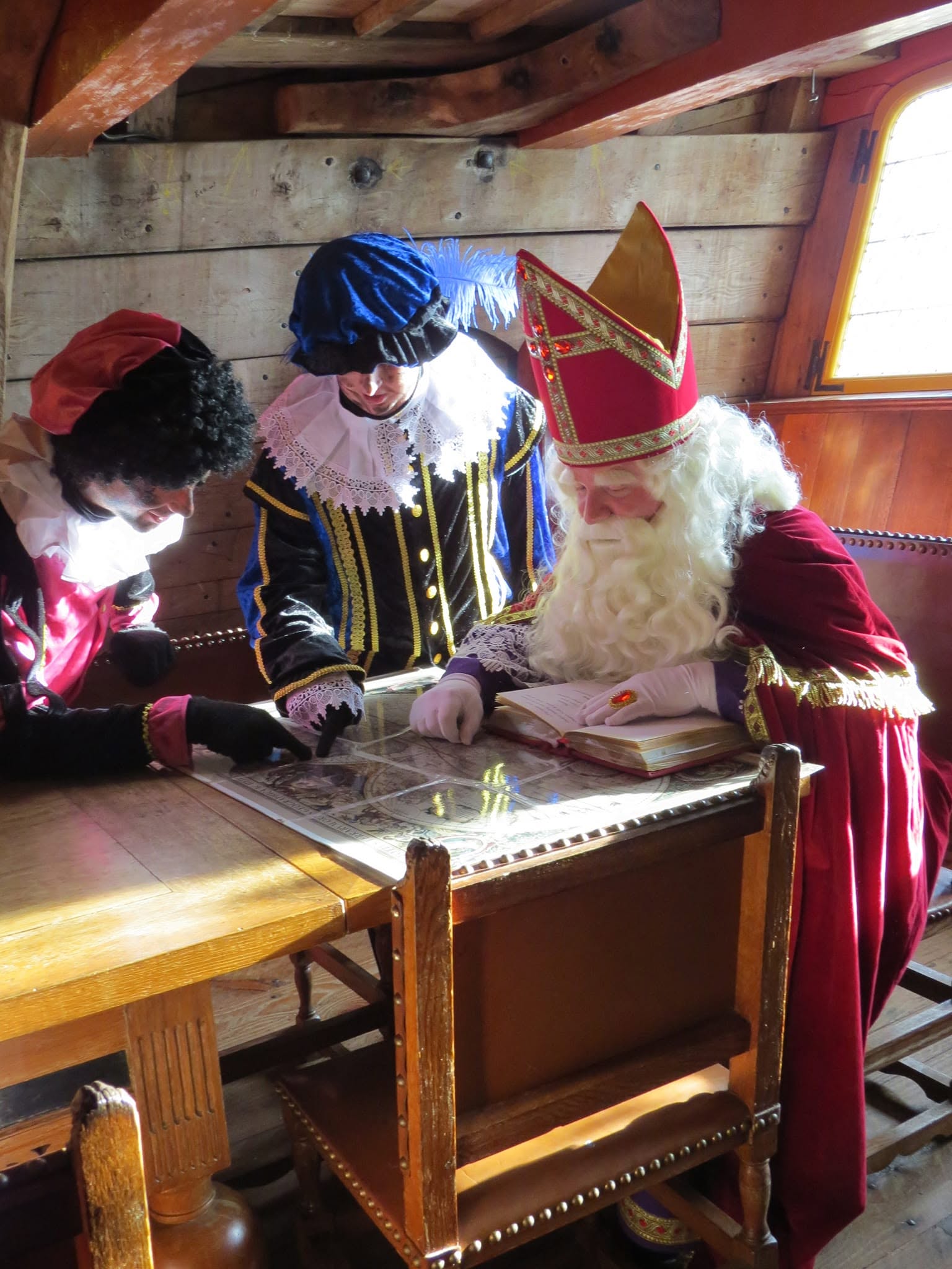 Sinterklaas en zijn Pieten tijdens een bezoek